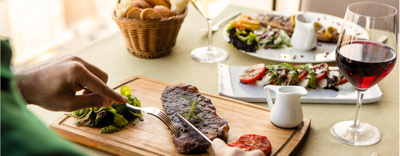 OMAD mit Steak, Tomate mit Mozarella, Gemüse, Brot und Rotwein